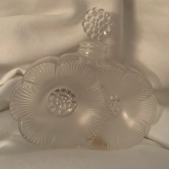 Lalique Two Flowers 1935 perfume bottle, a unexpected steel for this item - Picture 2 of 3